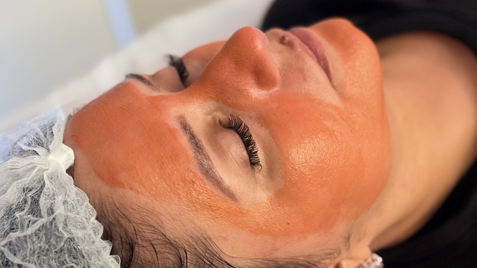 Cliente com máscara facial durante o protocolo na Laviance